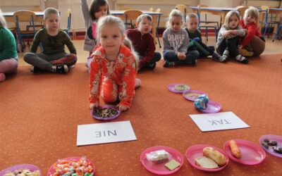 „Kto jest kucharzem leśnych zwierząt?” – zajęcia tygodniowe w grupie Biedronek